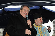 Münchens Oberbürgermeister Christian Ude als echter Griechenland Fan ist jedes Jahr dabei, wenn die Isar geweiht wird am 06.01. (Foto: Ingrid Grossmann)